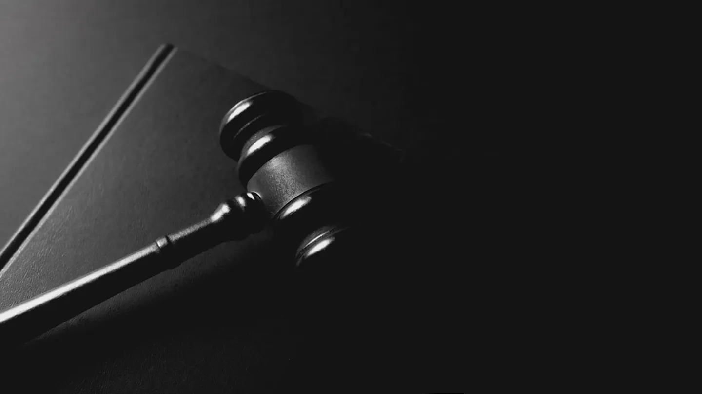 Судейский молоток на темной поверхности